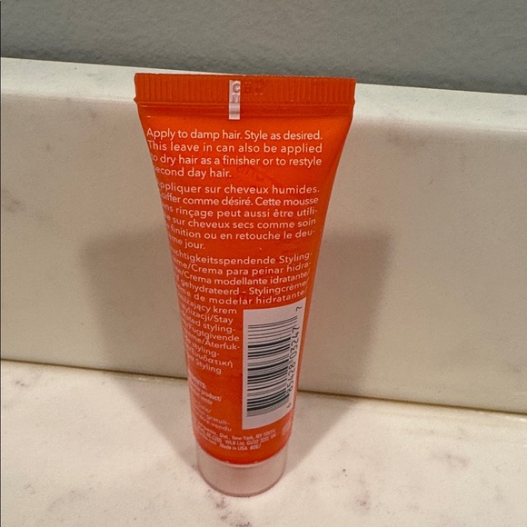 Bumble and bumble Hairdresser's Invisible Oil Cream - Picture 2 of 4